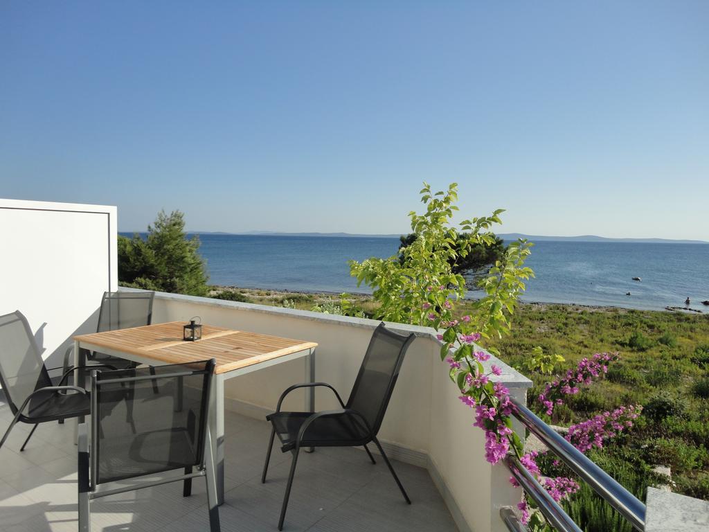 Mirakul Apartments Vir Luaran gambar